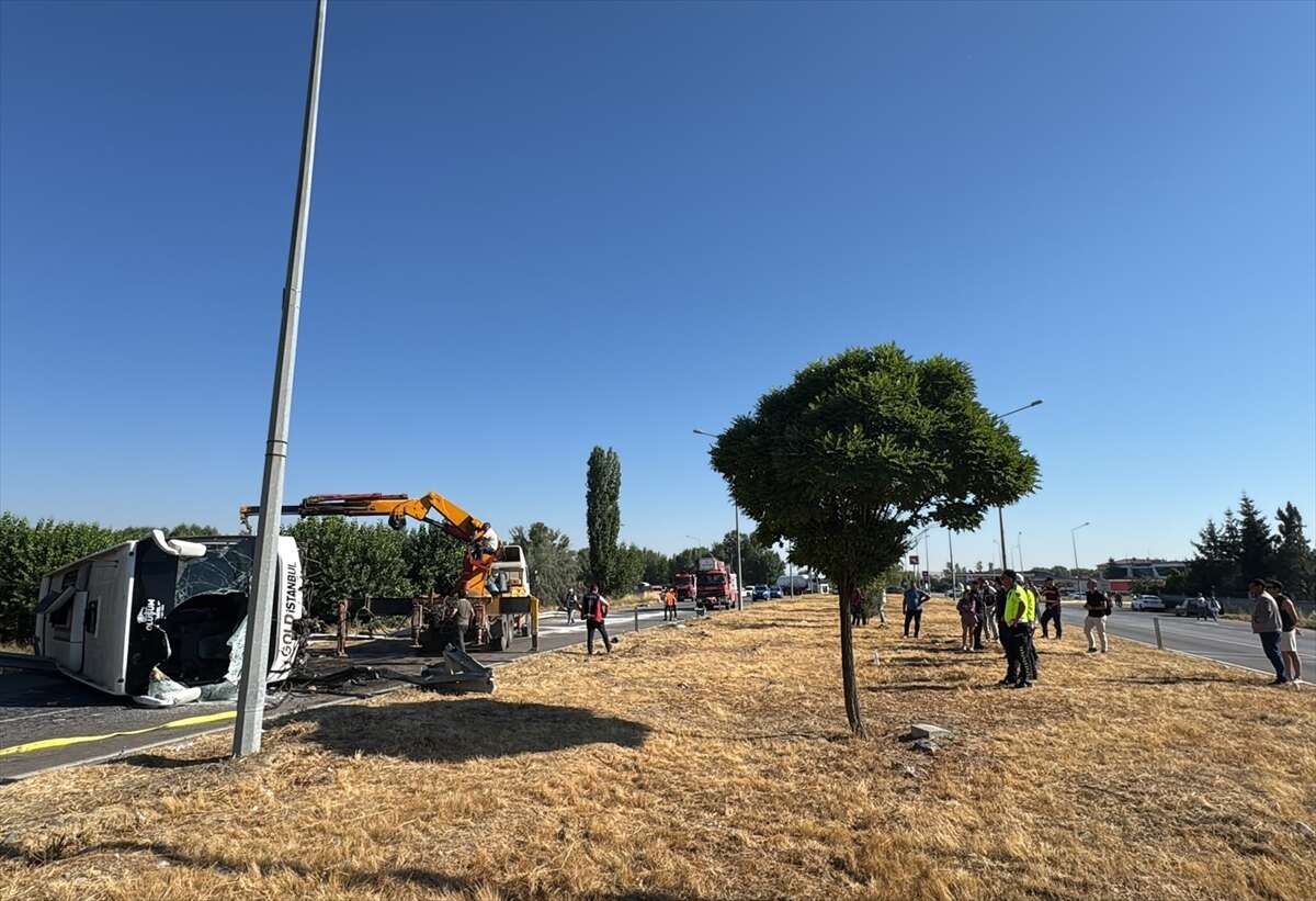 Bariyerlere çarpan yolcu otobüsü devrildi! 22 yaralı var 6